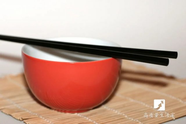 一雙筷子，傳染5種疾病，這樣的筷子趕緊扔掉！