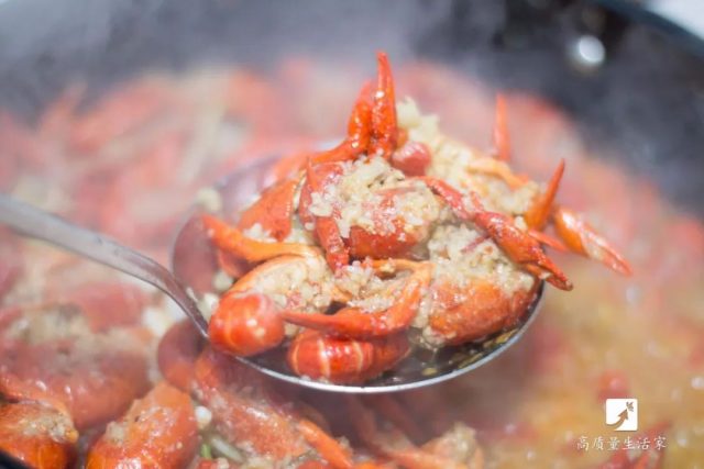 吃龍蝦的好時節，教你一招快速剝蝦殼，花最少的時間，吃最多的蝦肉！