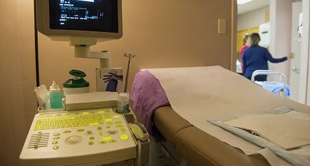堕胎禁令生效前一天，美国83岁产科老医生连夜做了67个堕胎手术...