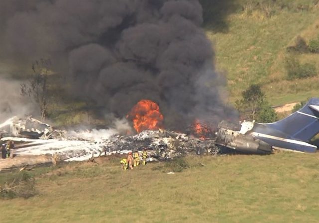 周二早上，一架飛機在德克薩斯州休斯頓行政機場附近墜毀