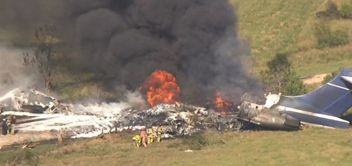 周二早上，一架飞机在德克萨斯州休斯顿行政机场附近坠毁