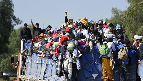 移民大篷车涌入 德州AG谴责拜登政府制造危机