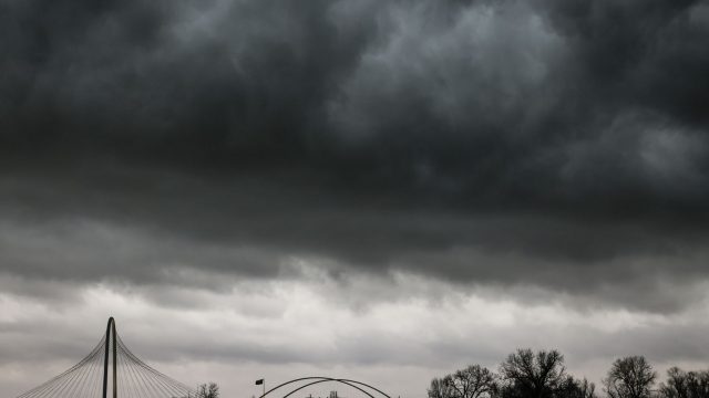 在可能的龙卷风之前，乌云接近俯瞰玛格丽特亨特山桥......