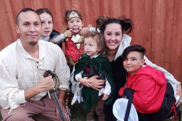 梅根戈迪内斯和她的丈夫和孩子，从左到右，安德鲁、多诺万、艾拉、埃利亚斯、梅根和朱莉安娜，穿着找到的万圣节服装。