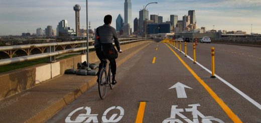 一個早上的通勤者沿著自行車道穿過傑斐遜大道高架橋進入市中心......