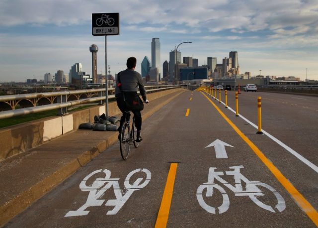 一个早上的通勤者沿着自行车道穿过杰斐逊大道高架桥进入市中心......