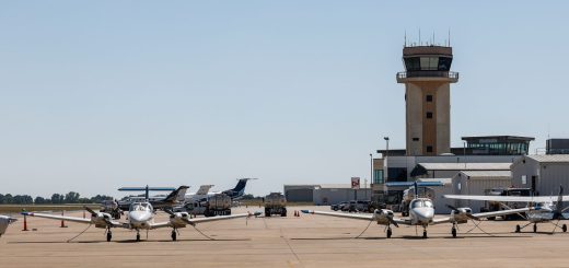 麥金尼國家機場可能成為服務達拉斯堡的第三個商業機場...