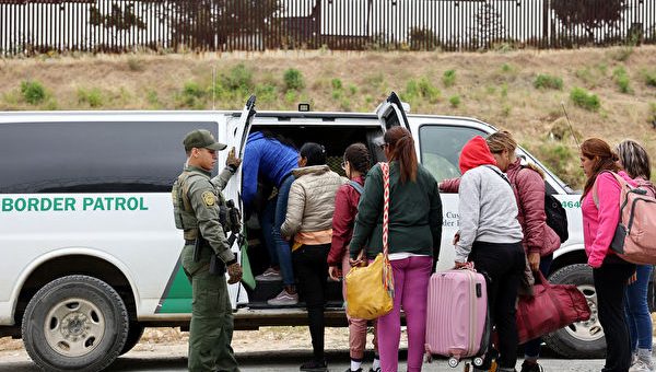 第42条例结束 新一波移民潮涌入美墨边境