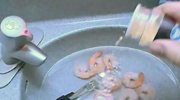 美國"美食博主"在飛機廁所里做飯，居然還做成功了？！網友：有點噁心…