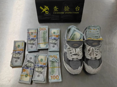 $8.86万，华人把美元都藏好了，出境被海关查获